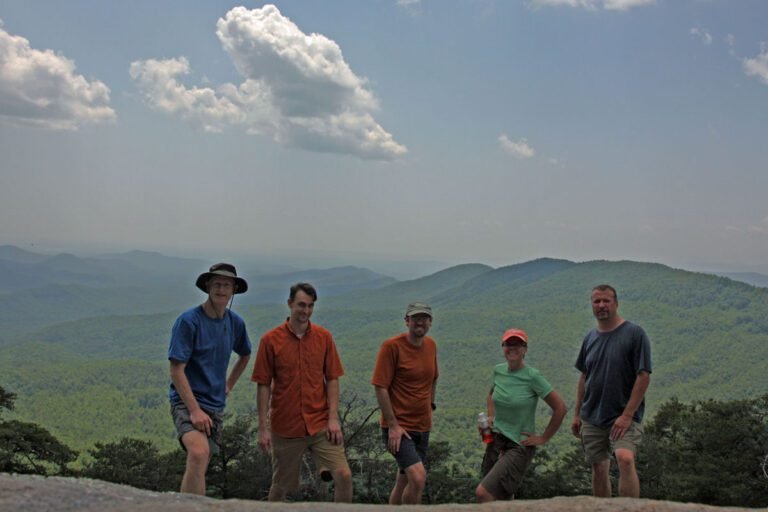 un tire fort dans un paysage montagnard