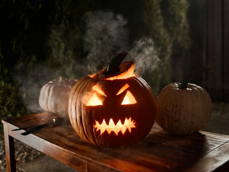 Comment créer une jack-o'-lantern parfaite pour Halloween 30 une jack o lantern sculptee sur une table