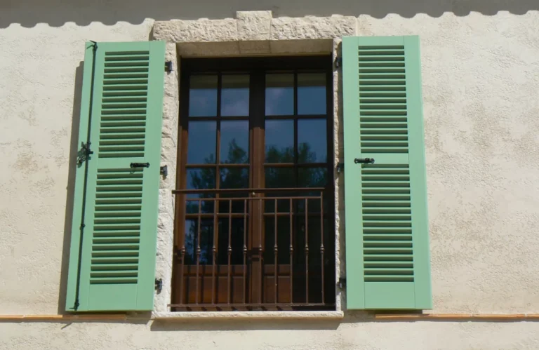 Comment choisir des volets battants en PVC pas chers et de qualité 11 volets battants en pvc colores et elegants